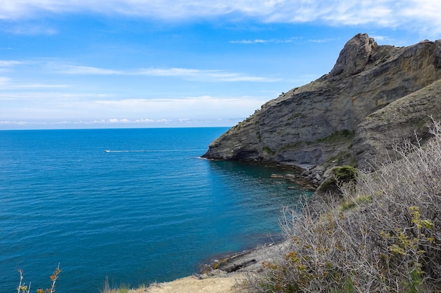 Foto naturalistiche sul sentiero Golitsyn Paesaggi del Mar Nero e montagne nel verde Crimea