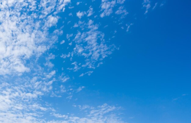 Foto nuvola bianca con sfondo azzurro del cielo