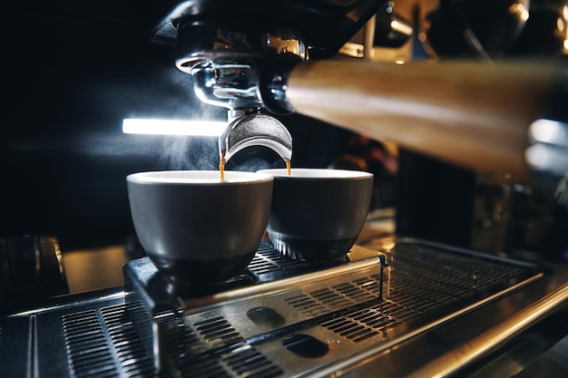 Foto orizzontale della macchina per caffè espresso che funziona con lo sfondo interno del bar