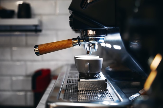 Foto orizzontale della macchina per caffè espresso che funziona con lo sfondo interno del bar