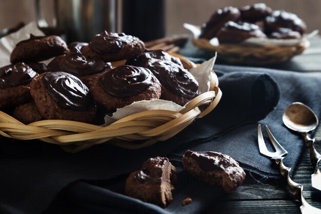 Foto orizzontale di biscotti al cioccolato fatti in casa su un tavolo scuro