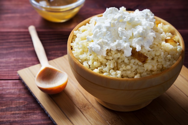 Foto orizzontale di porridge di miglio con pere e ricotta