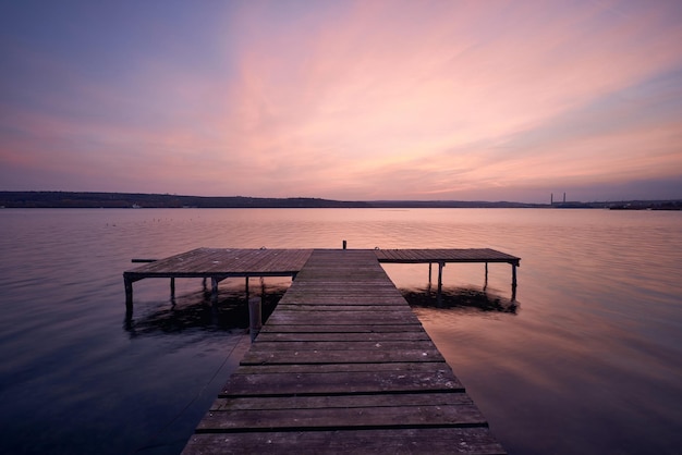 Foto orizzontale di un molo sul lago al tramonto a Varna Bulgaria