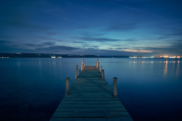 Foto orizzontale di un molo sul lago di notte a Varna Bulgaria