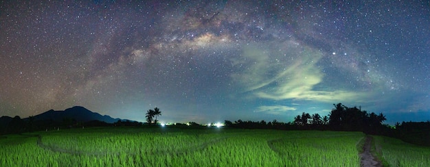 Foto panoramica della Via Lattea di notte nelle montagne dell'Indonesia