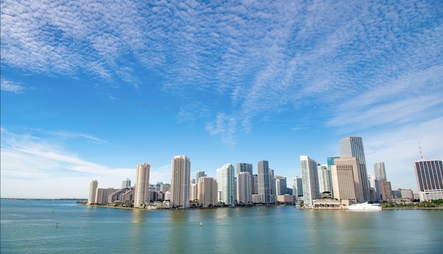 Foto panoramica dello skyline del grattacielo di miami della metropoli skyline di grattacielo di miami