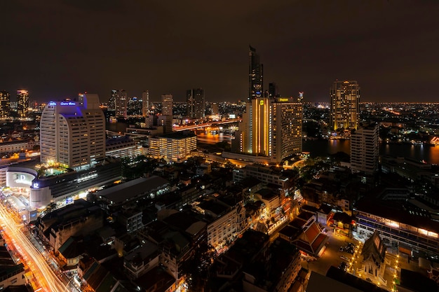 Foto panoramica di Bangkok di notte da una vista a volo d'uccello...