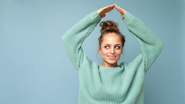 Foto panoramica di giovane bella donna sorridente felice positiva con emozioni sincere che indossano vestiti alla moda