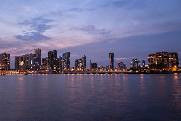 Foto panoramica notturna del paesaggio di miami miami downtown dietro la macarthur causeway scattata dal veneziano