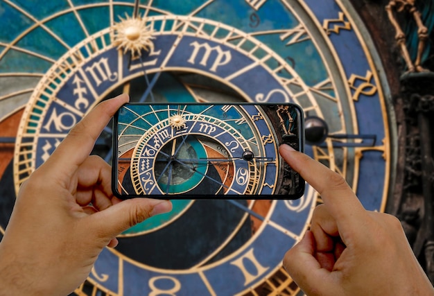 Foto per telefono. orologio astronomico a Praga Repubblica Ceca.