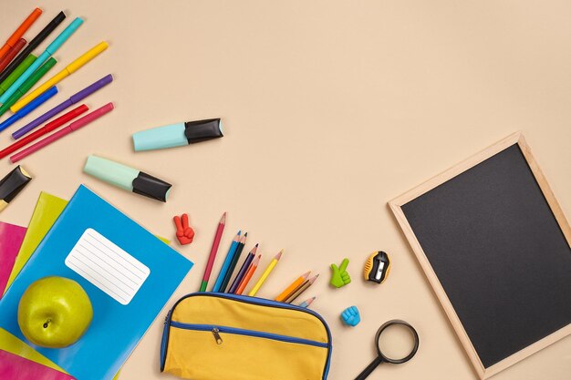 Foto piatta della scrivania dell'area di lavoro con accessori per la scuola o forniture per ufficio