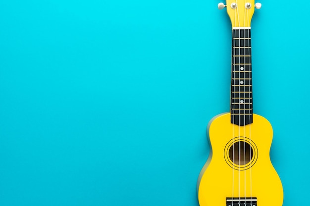 Foto piatta di ukulele giallo con spazio per la copia