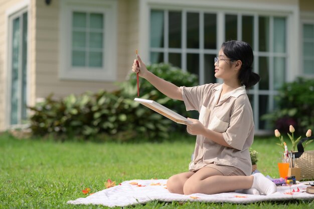 Foto pittura ragazza asiatica in cortile