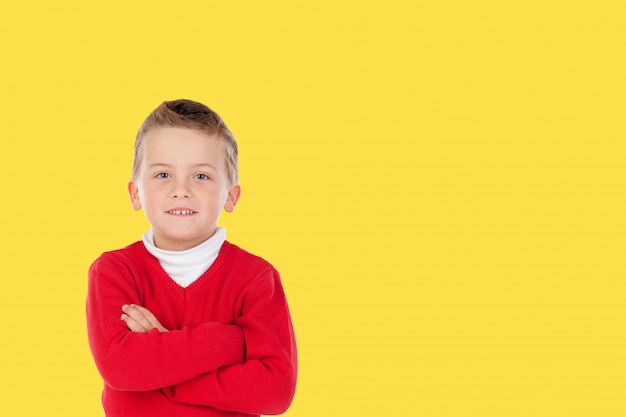 Foto ragazzino chid con uno sfondo giallo