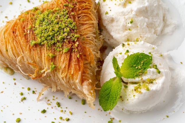 Foto ravvicinata del baklava turco servito con gelato?