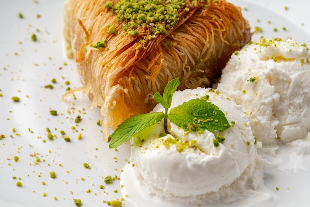 Foto ravvicinata del baklava turco servito con gelato?