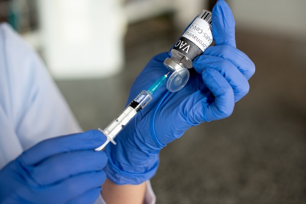 Foto ravvicinata del tubo con il vaccino contro il coronavirus