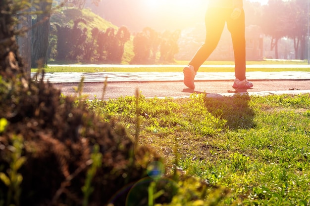 foto ravvicinata dell'uomo che corre nel parco pubblico