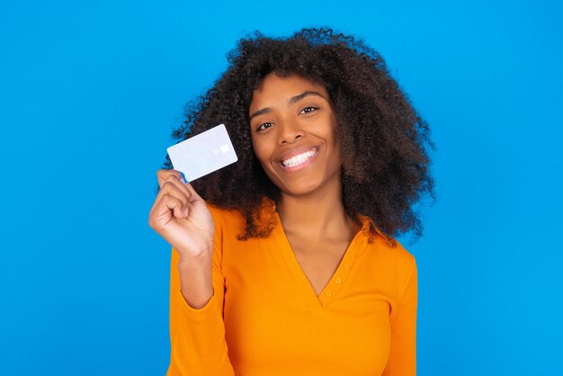 Foto ravvicinata della carta di attesa donna ottimista