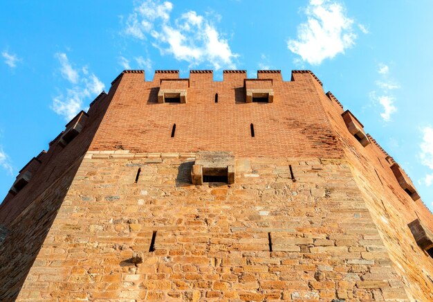 Foto ravvicinata della torre rossa di alanya antalya