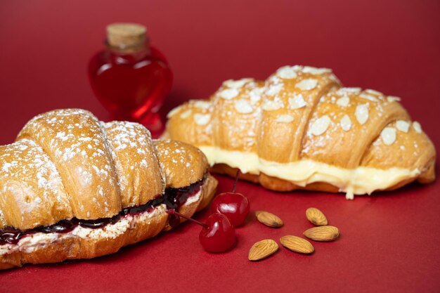 Foto ravvicinata di croissant con ciliegie e ingredienti