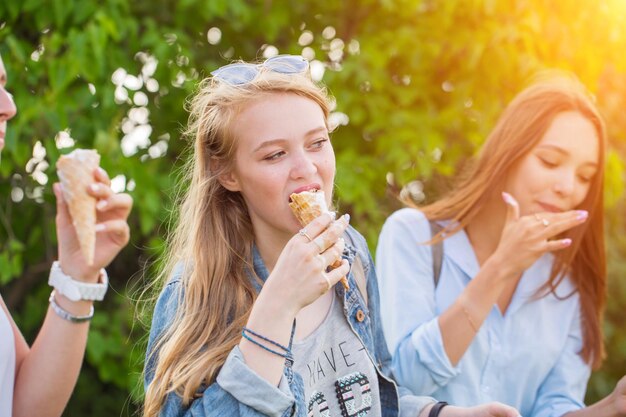 Foto ravvicinata di giovani belle donne che mangiano il gelato in una giornata estiva