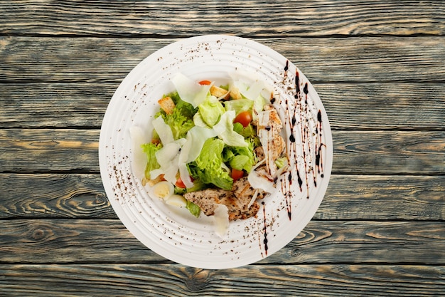 Foto ravvicinata di insalata fresca con verdure in piatto bianco
