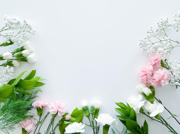 Foto ravvicinata di un bouquet di rosa e bianco