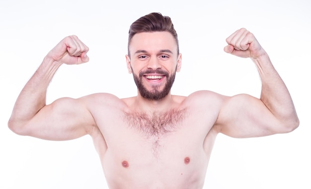 Foto ravvicinata di un ragazzo barbuto nudo, attraente, sportivo, con le braccia alzate, con muscoli di sollievo e bicipiti sulle mani, isolato su sfondo bianco