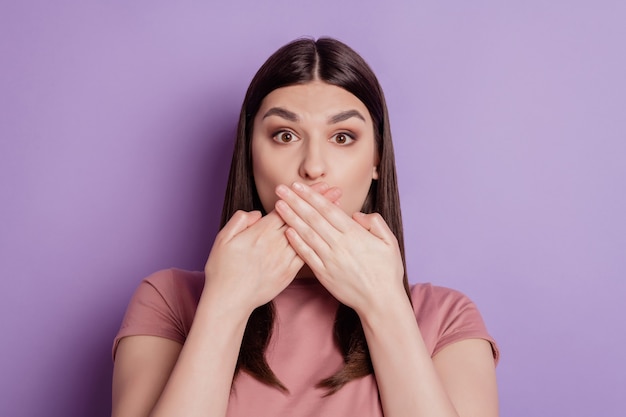 Foto ravvicinata di una signora triste piuttosto delusa nasconde la bocca palmo oops fallisce l'errore isolato sfondo viola