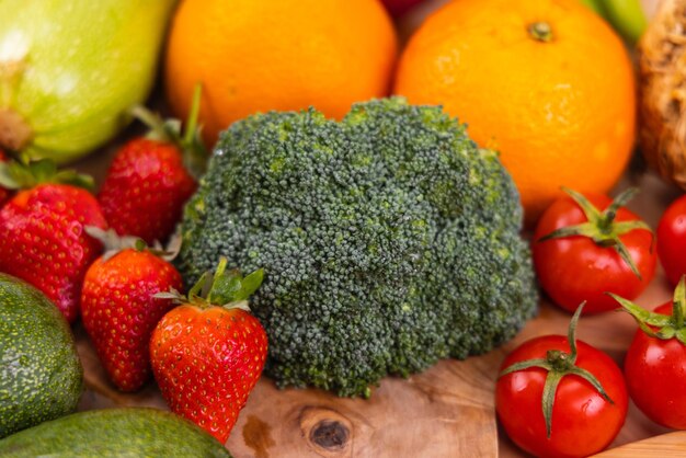 Foto ravvicinata di verdure e frutta fresche su una tavola di legno