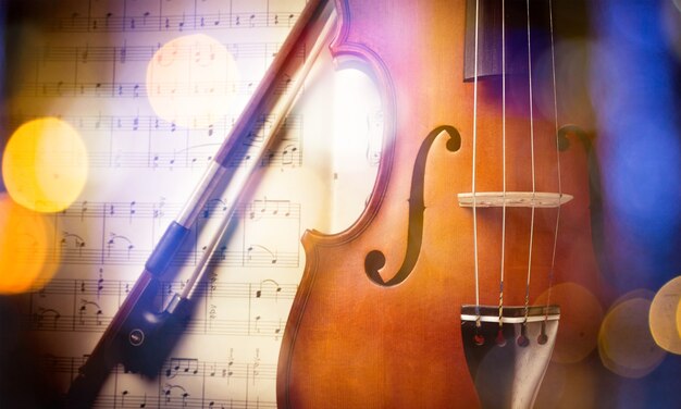 Foto ravvicinata di violino e note musicali