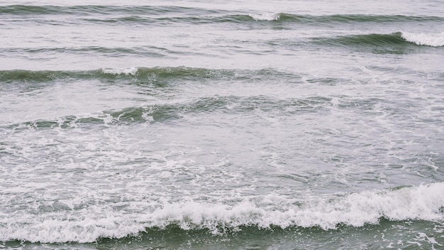 Foto reale acqua di mare onde astratto sfondo natura potere grigio pallido luce contrasto opaco più tono in stock