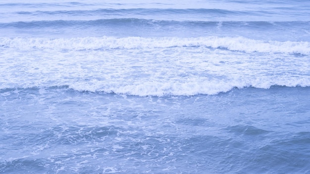 Foto reale acqua di mare onde sfondo astratto natura potere azzurro pallido più tono in stock