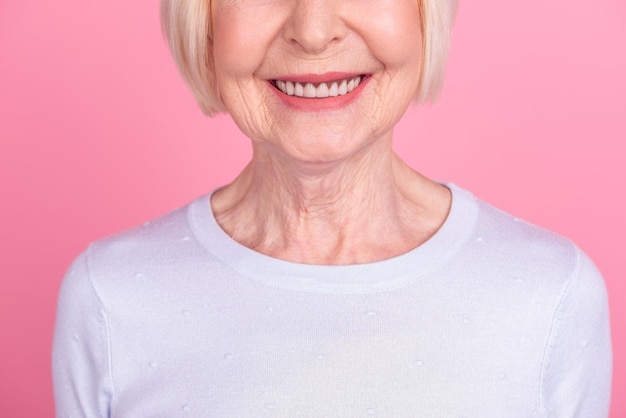 Foto ritagliata di allegra bella donna sorriso a trentadue denti clinica dentista cura orale isolata su sfondo di colore rosa