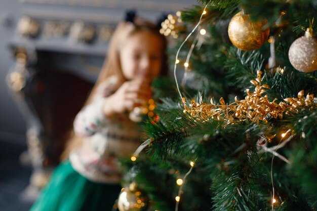 Foto ritagliata di rami di un albero di Natale con i giocattoli