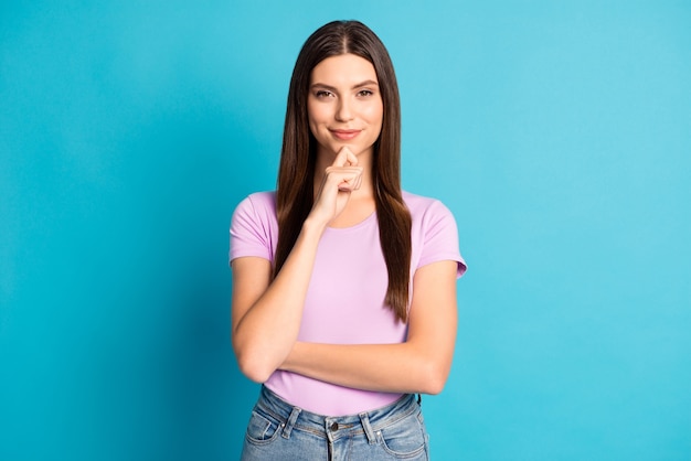 Foto ritratto di attraente donna affascinante indossare casual t-shirt viola pantaloni in denim braccio dito mento isolato sfondo di colore blu