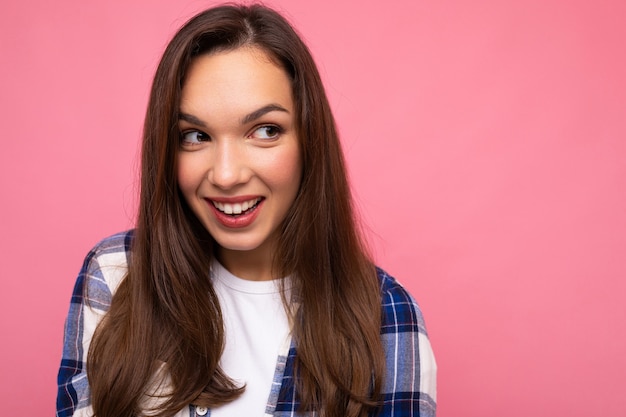 Foto ritratto di giovane bella donna bruna hipster sorridente in camicia blu e bianca alla moda e