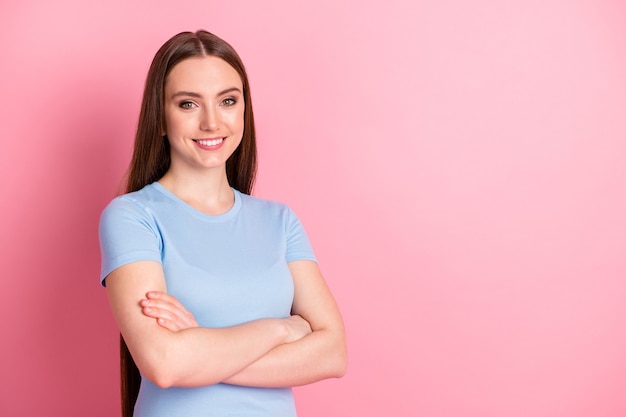 Foto ritratto di ragazza con le braccia incrociate isolato su sfondo colorato rosa pastello con spazio vuoto