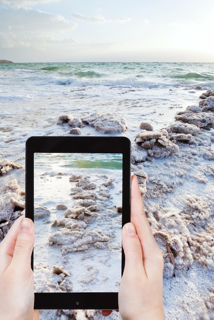 Foto scattante turistica del sale cristallino sul Mar Morto