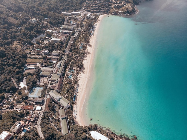 Foto scattata da una prospettiva a volo d'uccello. Enorme mare azzurro con una spiaggia sabbiosa di kata pubblica vicino alla città. una località turistica per turisti, per viaggiare. Splendidi dintorni della città con una natura impressionante.