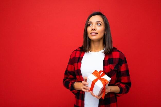 Foto scattata di giovane donna bruna piuttosto positiva