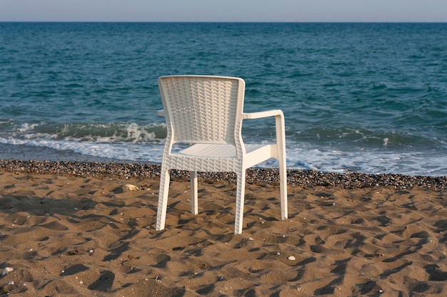 Foto sedia da spiaggia in plastica bianca