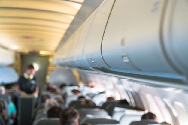 Foto sfocata dell'interno dell'aereo. Il soffitto dell'aereo con bagagliaio