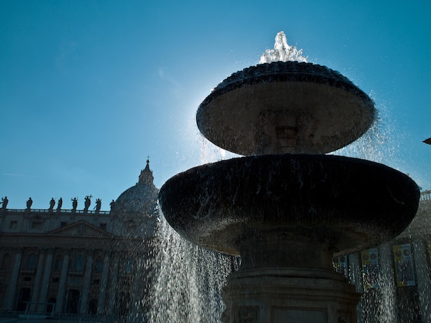 Foto su uno sfondo di nuvole architettura Vaticano a Roma Italia