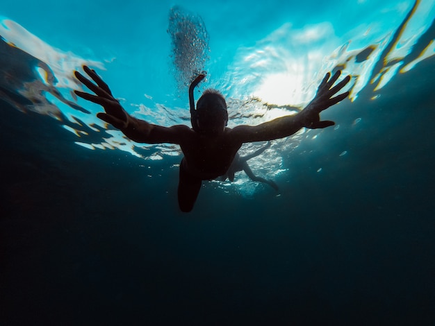 Foto subacquea dell'uomo che si immerge in un mare