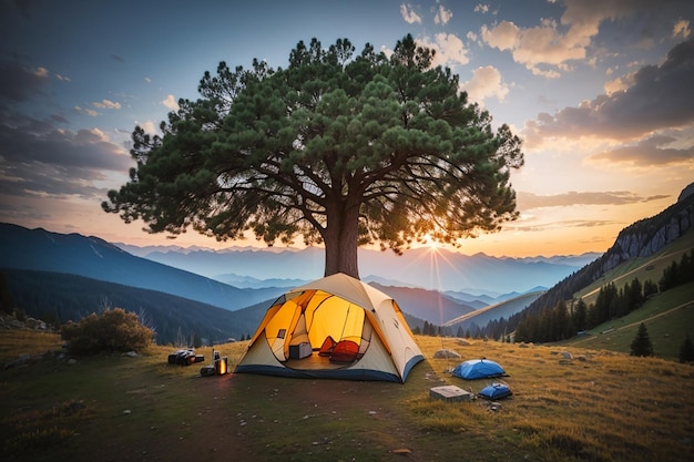 Foto tenda da campeggio sotto il grande albero sulla montagna