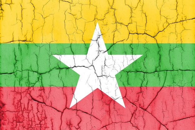 Foto testurizzata della bandiera del Myanmar con crepe