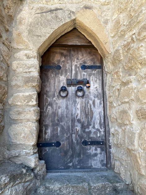 Foto tradizionale di una porta in legno con una maniglia