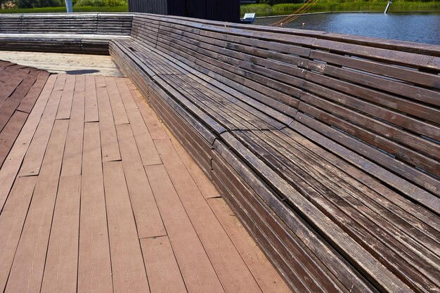 Foto una grande panchina di legno accanto al lago Un posto dove sedersi e rilassarsi Spazio urbano